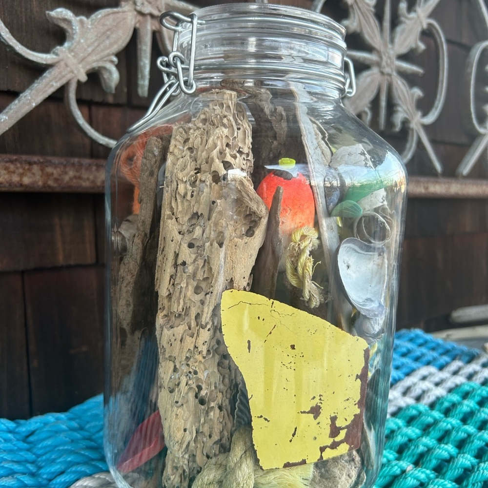 Large Italian Glass Jar Filled with Montauk Beach Finds. Driftwood, buoy pieces - Picture 6 of 11